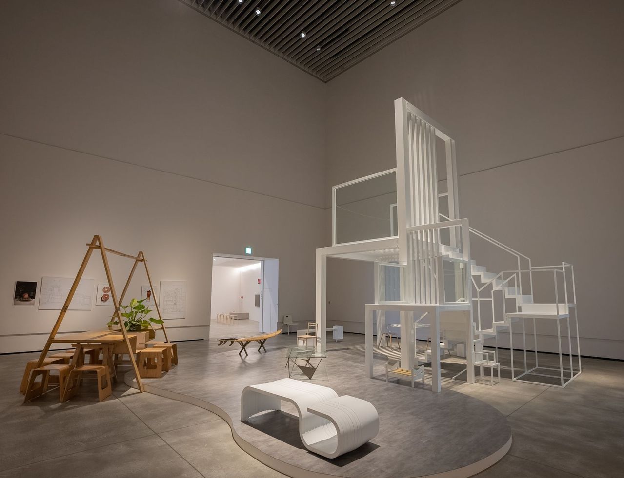 在挑高的展間裡有一張宛如「三位一體之寶座(Throne)」的巨型椅，十分吸睛。另...