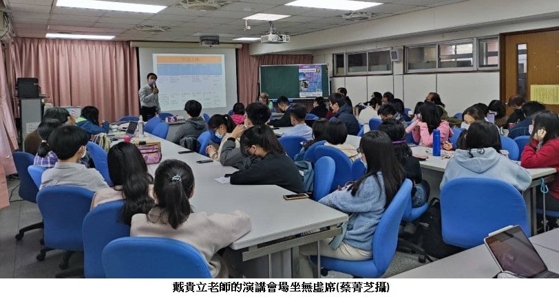 可能是 6 個人和大家坐著的圖像