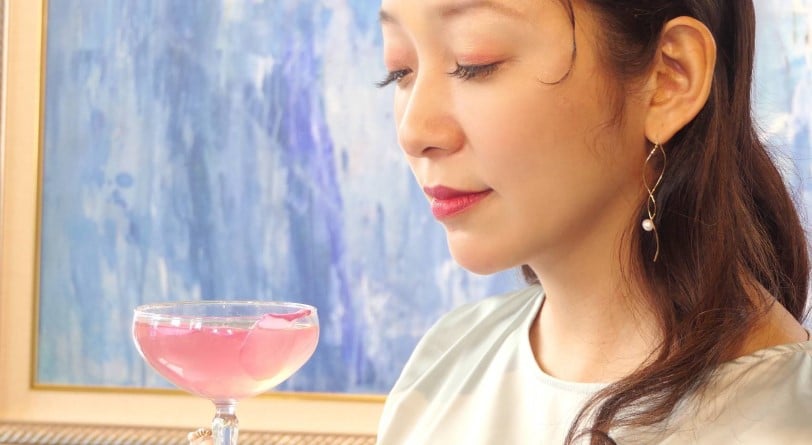 可能是 1 人、飲料和室內的圖像
