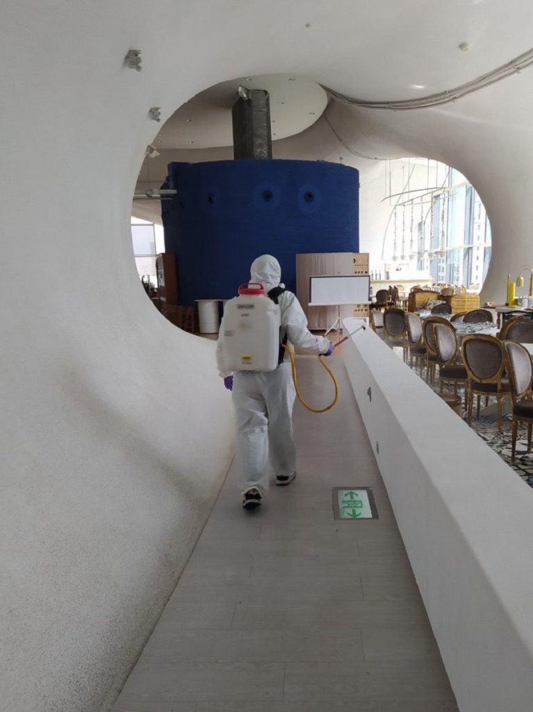 歌劇院全館清潔消毒,其中5樓VVG餐廳消毒情形(圖/歌劇院提供)