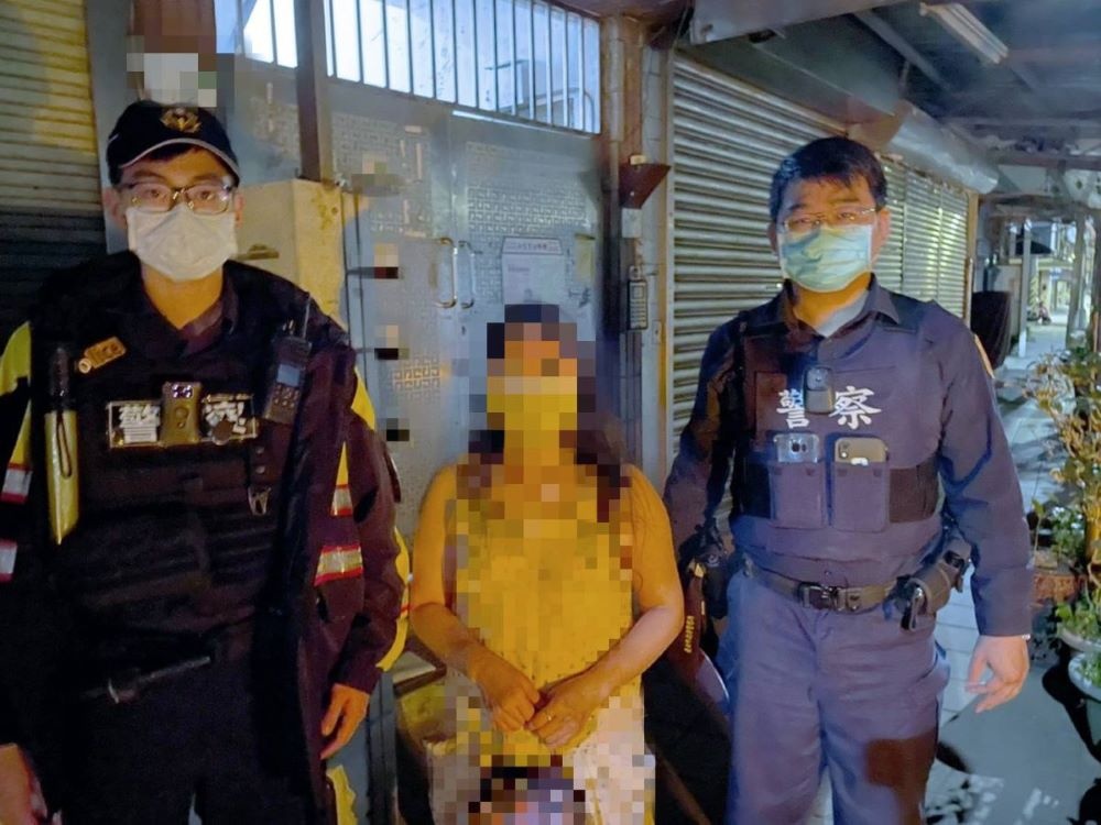 員警護送婦人平安返家。