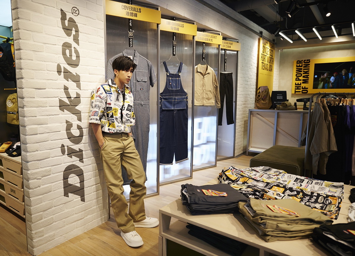 Dickies工裝概念店「Energy Store」特別邀請嘻哈才子婁峻碩站台，身穿100週年普普風襯衫與日版874工裝褲現身同慶，以在創作之路上堅持的音樂職人身分，,堅韌體現出Dickies「相信歷練」的工裝職人精神！