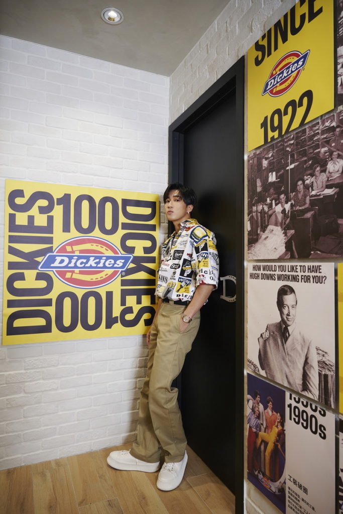 Dickies工裝概念店「Energy Store」特別邀請嘻哈才子婁峻碩站台，身穿100週年普普風襯衫與日版874工裝褲現身同慶，以在創作之路上堅持的音樂職人身分，,堅韌體現出Dickies「相信歷練」的工裝職人精神！