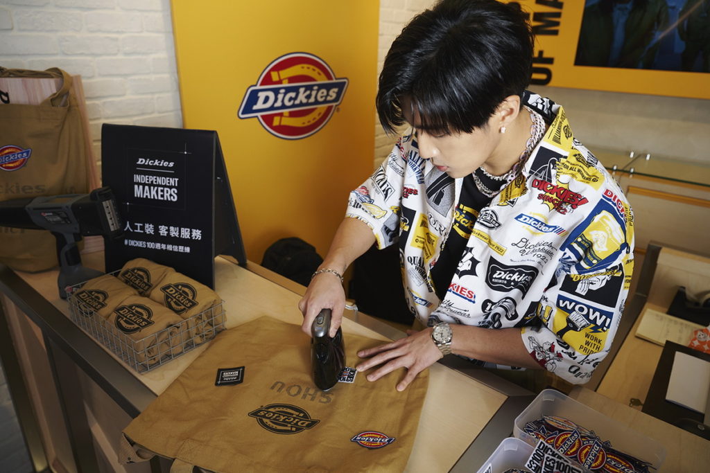 Dickies工裝概念店「Energy Store」特別邀請嘻哈才子婁峻碩站台，身穿100週年普普風襯衫與日版874工裝褲現身同慶，以在創作之路上堅持的音樂職人身分，,堅韌體現出Dickies「相信歷練」的工裝職人精神！