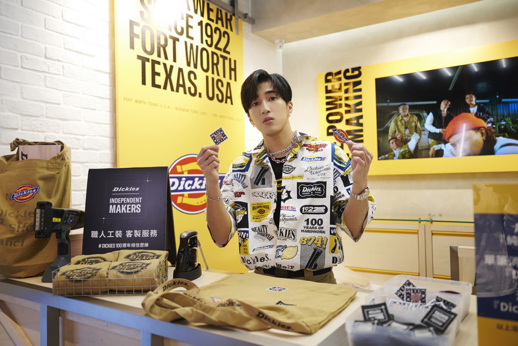 Dickies工裝概念店「Energy Store」特別邀請嘻哈才子婁峻碩站台，身穿100週年普普風襯衫與日版874工裝褲現身同慶，以在創作之路上堅持的音樂職人身分，,堅韌體現出Dickies「相信歷練」的工裝職人精神！