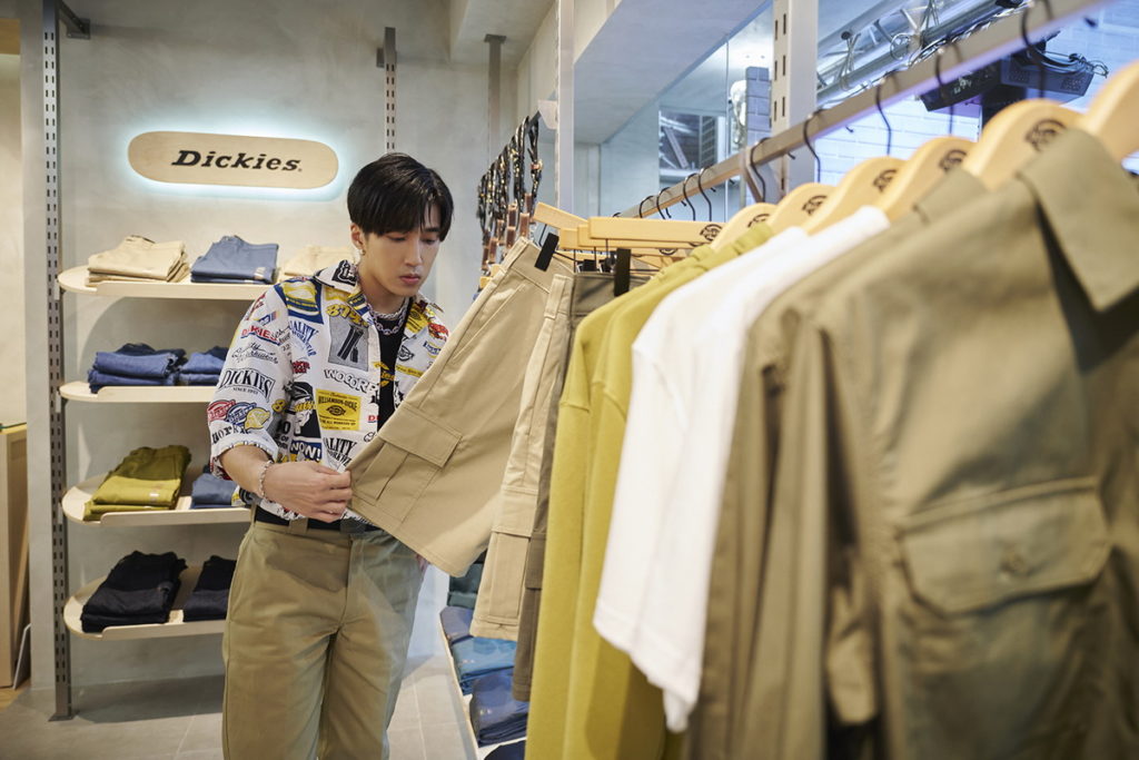 Dickies工裝概念店「Energy Store」特別邀請嘻哈才子婁峻碩站台，身穿100週年普普風襯衫與日版874工裝褲現身同慶，以在創作之路上堅持的音樂職人身分，,堅韌體現出Dickies「相信歷練」的工裝職人精神！