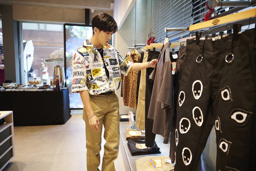 Dickies工裝概念店「Energy Store」特別邀請嘻哈才子婁峻碩站台，身穿100週年普普風襯衫與日版874工裝褲現身同慶，以在創作之路上堅持的音樂職人身分，,堅韌體現出Dickies「相信歷練」的工裝職人精神！