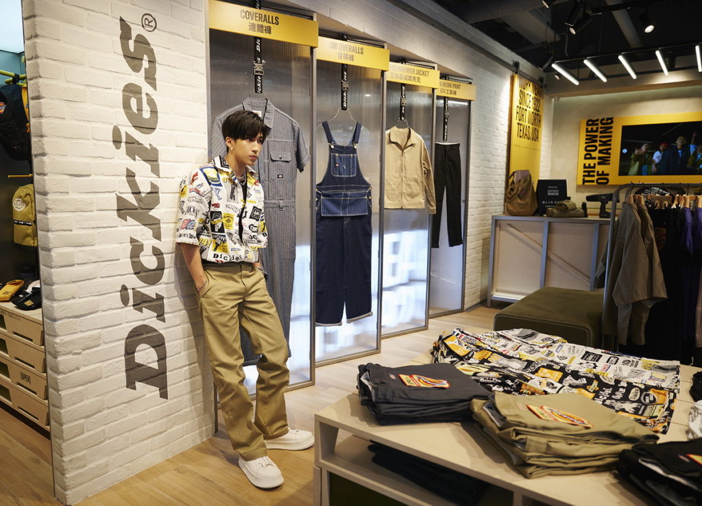 Dickies工裝概念店「Energy Store」特別邀請嘻哈才子婁峻碩站台，身穿100週年普普風襯衫與日版874工裝褲現身同慶，以在創作之路上堅持的音樂職人身分，,堅韌體現出Dickies「相信歷練」的工裝職人精神！