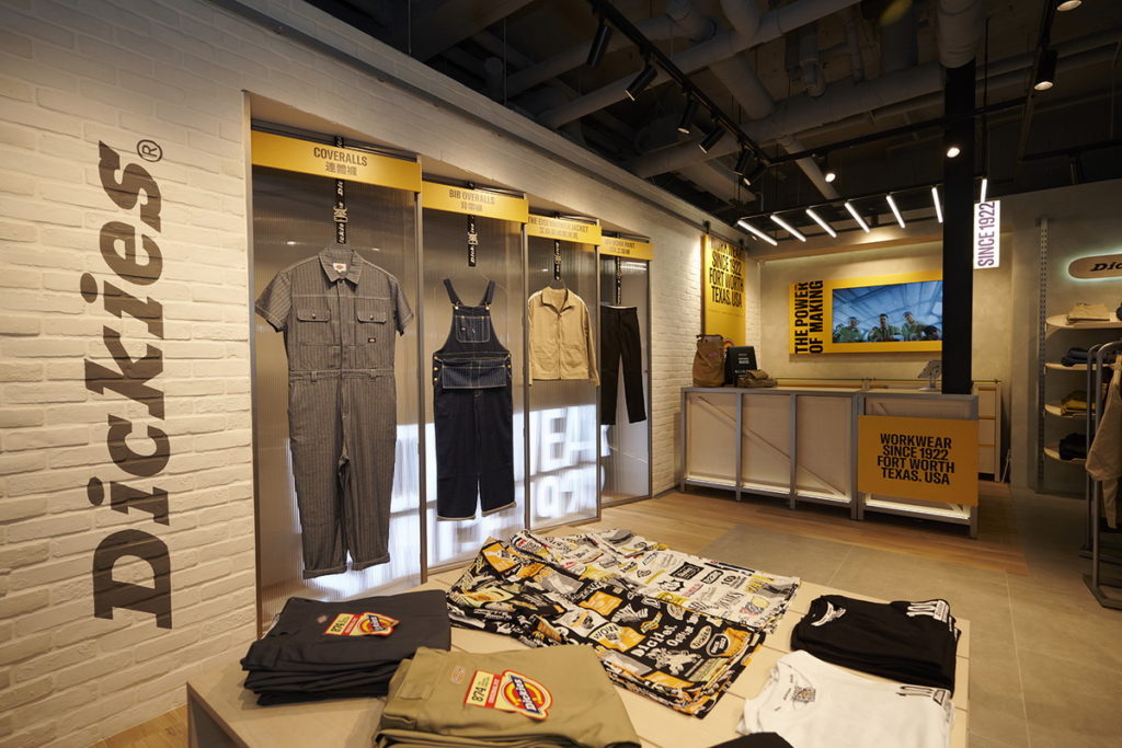 Dickies全球首發工裝概念店「Energy Store」以工業風元素融合現代潮流的設計，體現Dickies從堅韌耐磨的服裝風格演進為都會職人潮流的品牌精神。店內也精心打造經典商品歷史牆、滑板造型衣牆等細節設計，等你朝聖！