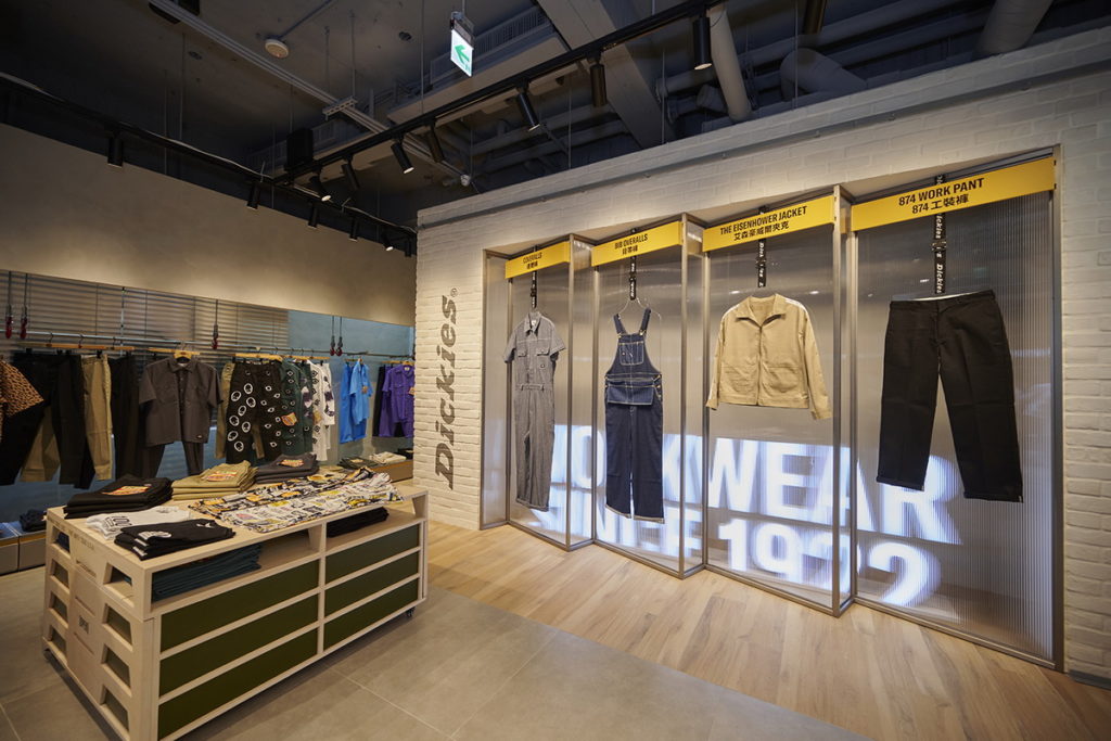Dickies全球首發工裝概念店「Energy Store」以工業風元素融合現代潮流的設計，體現Dickies從堅韌耐磨的服裝風格演進為都會職人潮流的品牌精神。店內也精心打造經典商品歷史牆、滑板造型衣牆等細節設計，等你朝聖！