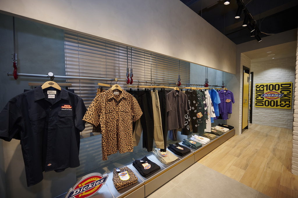 Dickies全球首發工裝概念店「Energy Store」以工業風元素融合現代潮流的設計，體現Dickies從堅韌耐磨的服裝風格演進為都會職人潮流的品牌精神。店內也精心打造經典商品歷史牆、滑板造型衣牆等細節設計，等你朝聖！