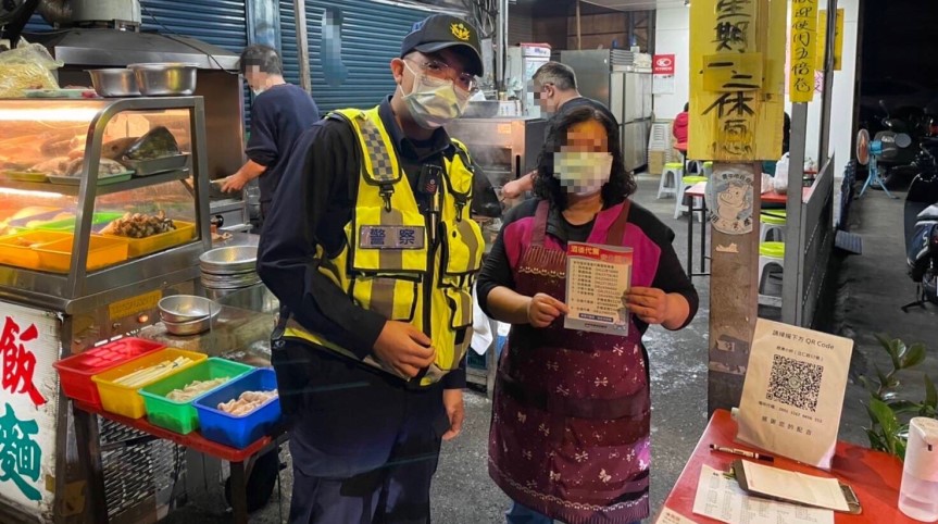 ▲員警針對轄內餐廳、小吃部、KTV等供酒場所宣導「代客駕車」「勿酒後駕車」等作為     (圖/台中霧峰分局 提供) 