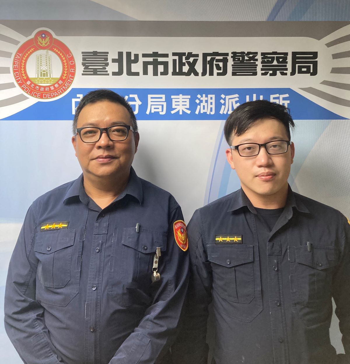 圖說:身障老翁危險行走外側車道,東湖派出所警員潘坤仕(左)、江建成(右)協助安全返家