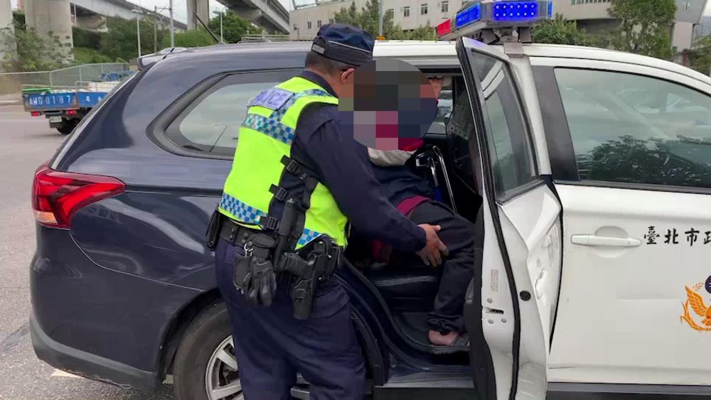 圖說:員警攙扶老翁上警用車輛護送返回派出所