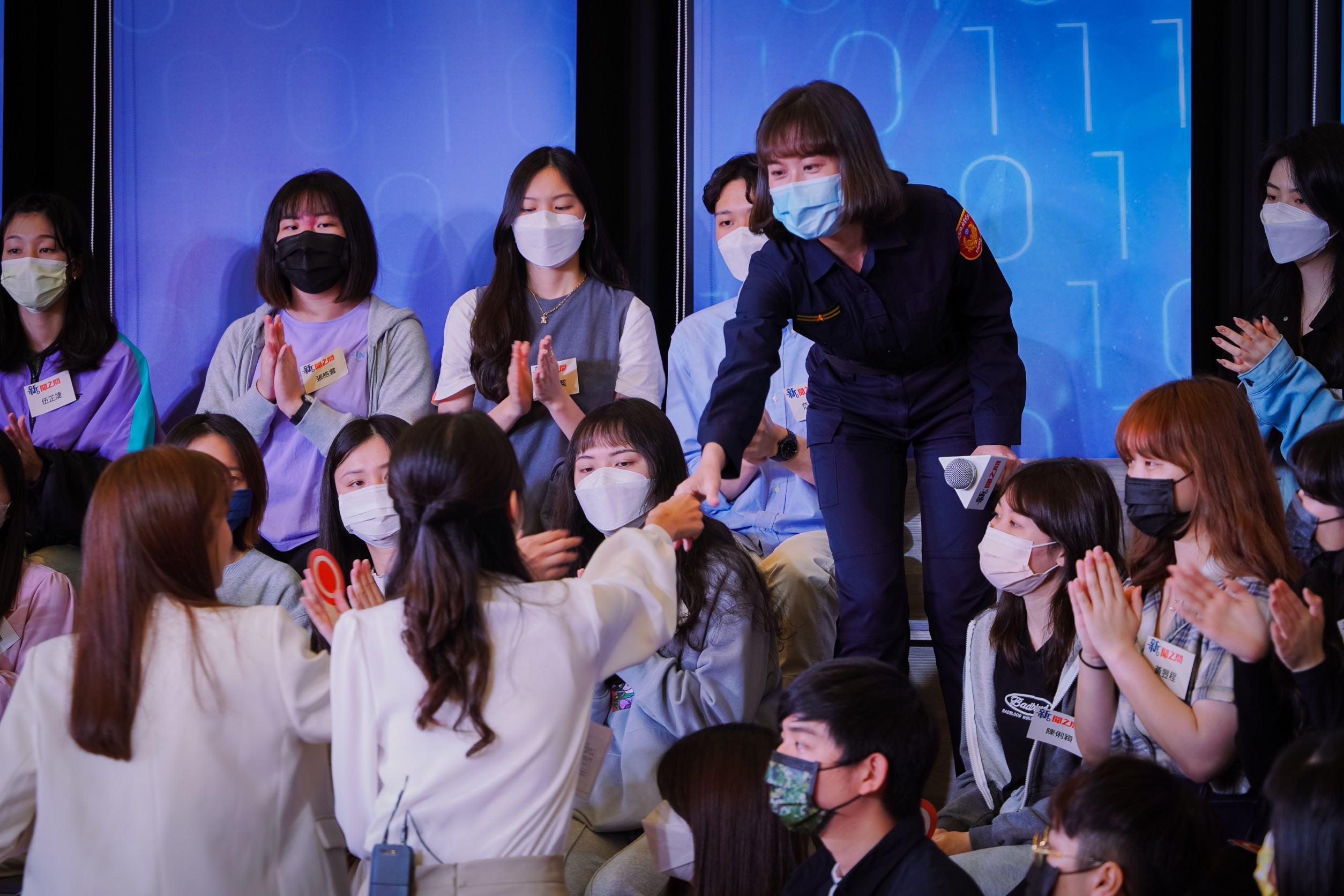 萬芳派出所所長陳以雯與來賓致敬