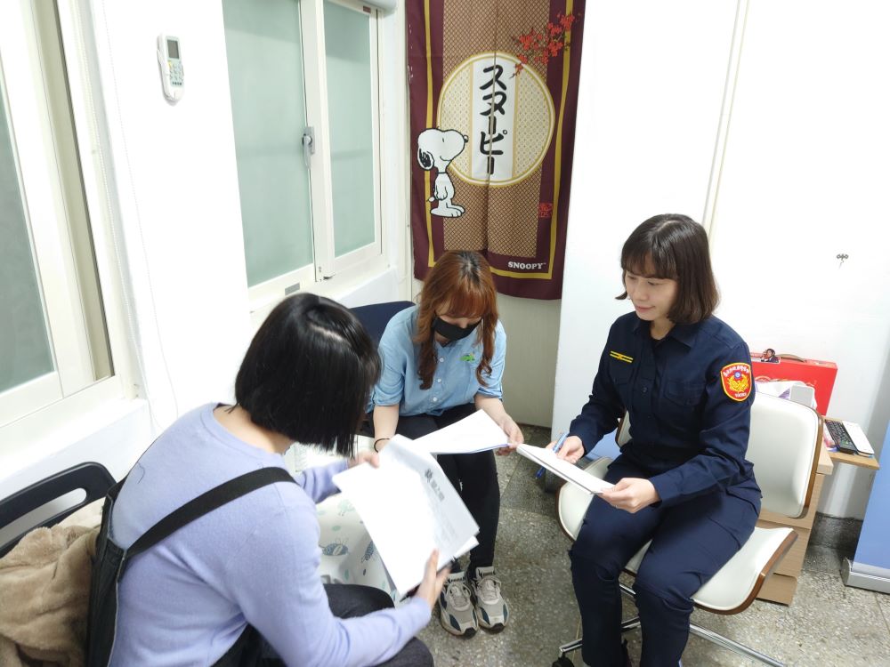 萬芳派出所所長陳以雯與世新大學小編討論錄影流程