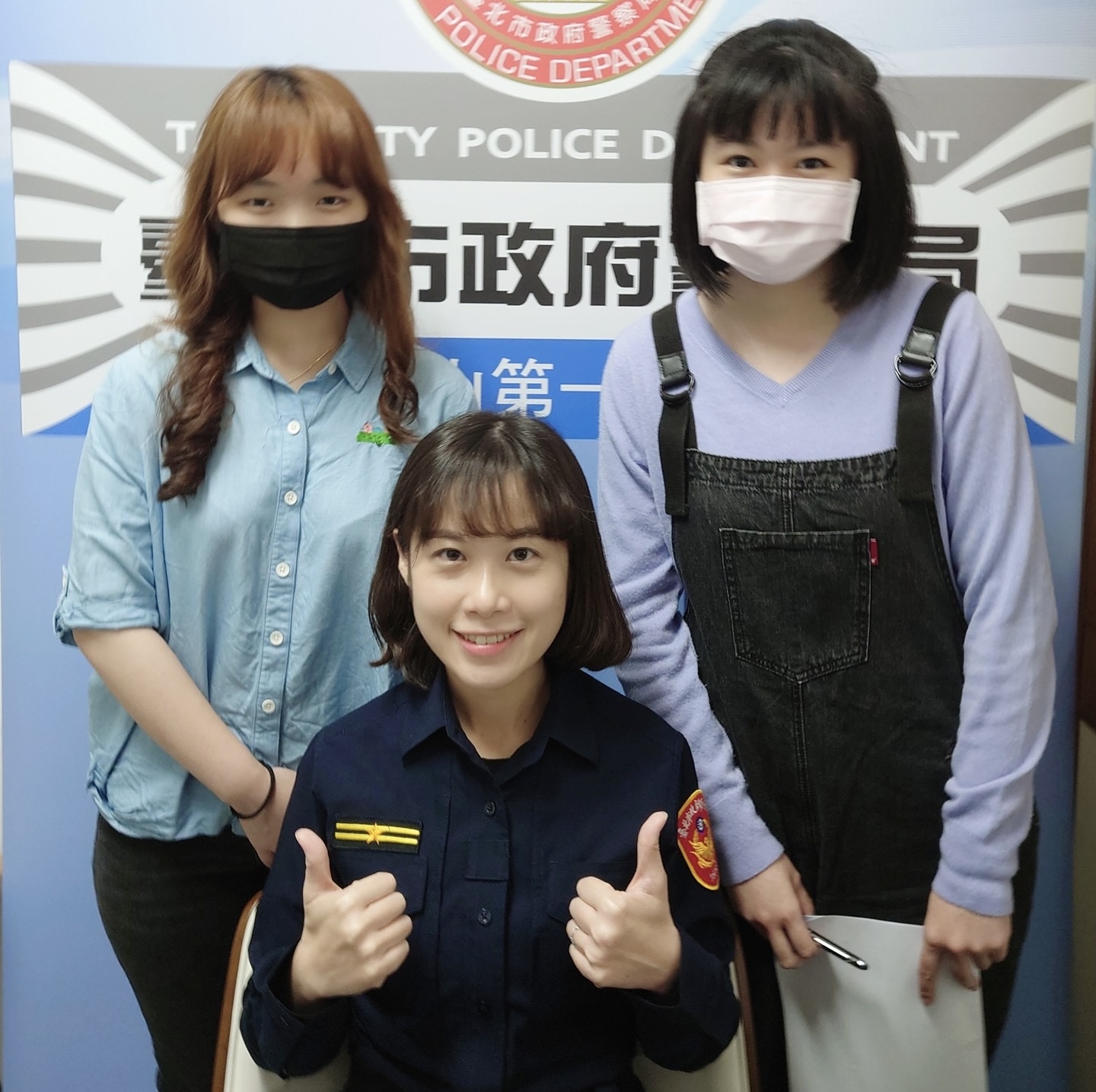 圖片說明：世新大學特邀請曾擔任學生電台主播的萬芳所長陳以雯參與「新聞之間」節目錄製。（記者趙靜姸翻攝）   