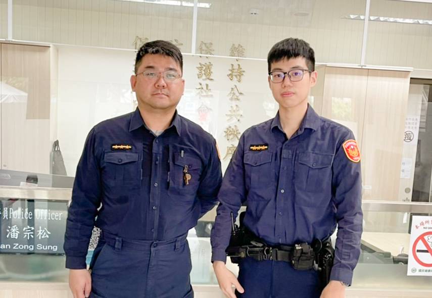 圖片說明:南港派出所警員楊凱帆(左)、楊承勳(右)聯絡其子在雙方合力勸說下,護送平安返家。(記者林艷林翻攝)