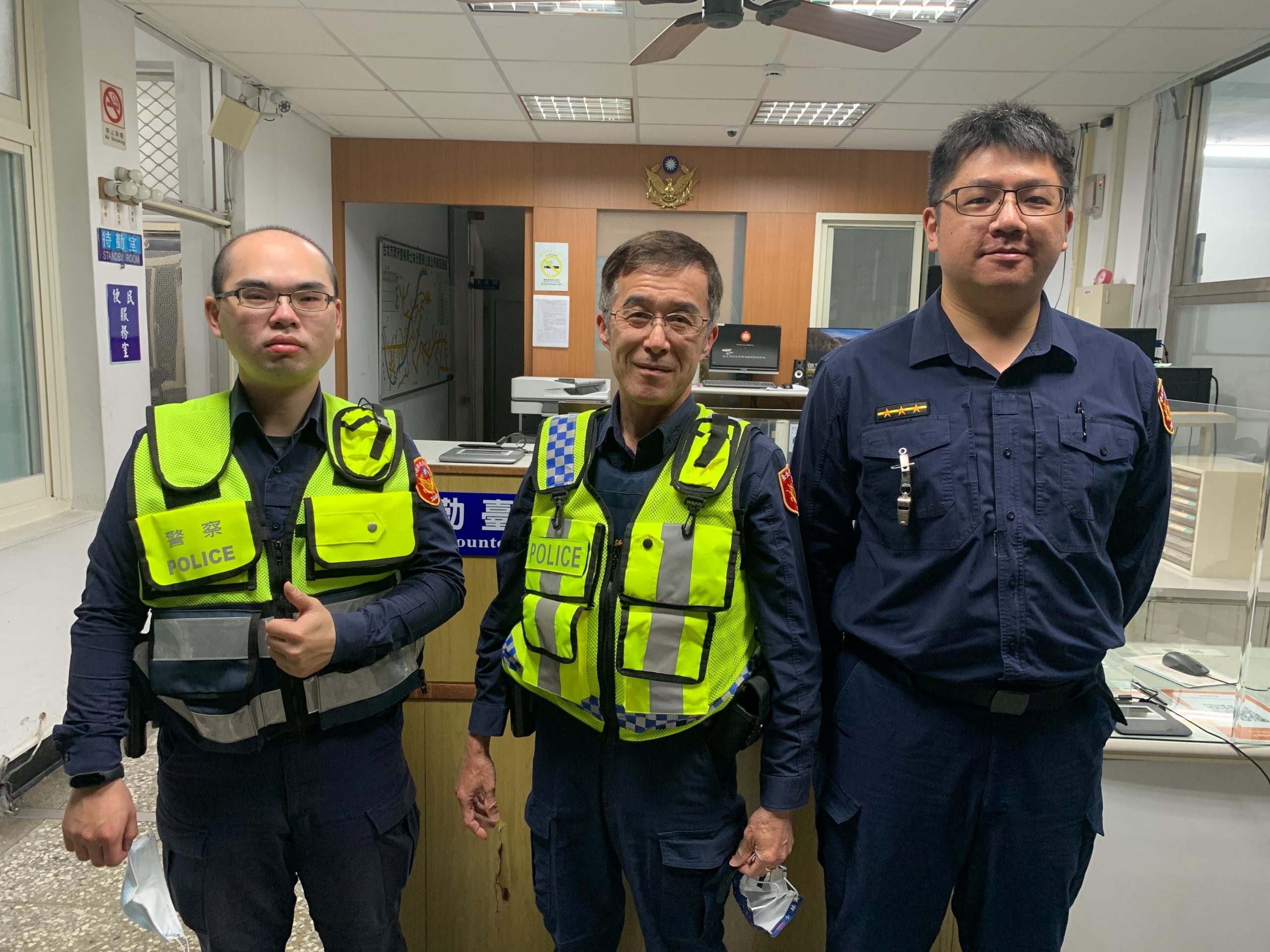 圖片說明:翠山派出所(圖左:警員洪一玓、圖中:副所長劉玉龍、圖右:邱崇安)助返家老婦人感恩致電表感激。(記者林艾錡翻攝)