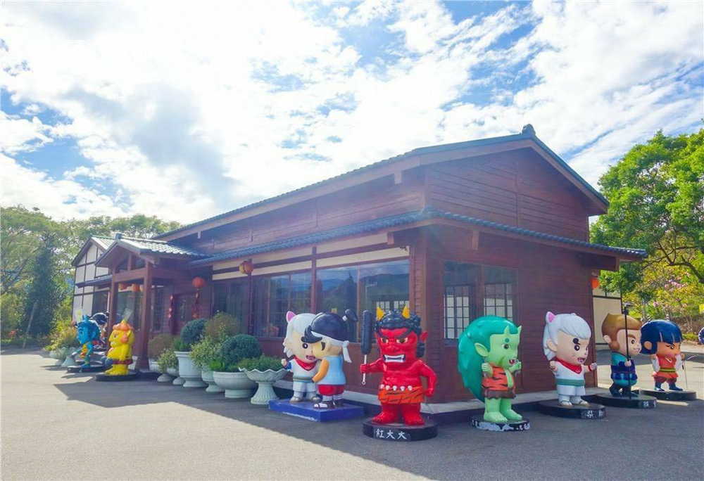 ▲園區的動漫公仔及裝置藝術很吸睛。(圖/姜太公中部道場客家大院提供)