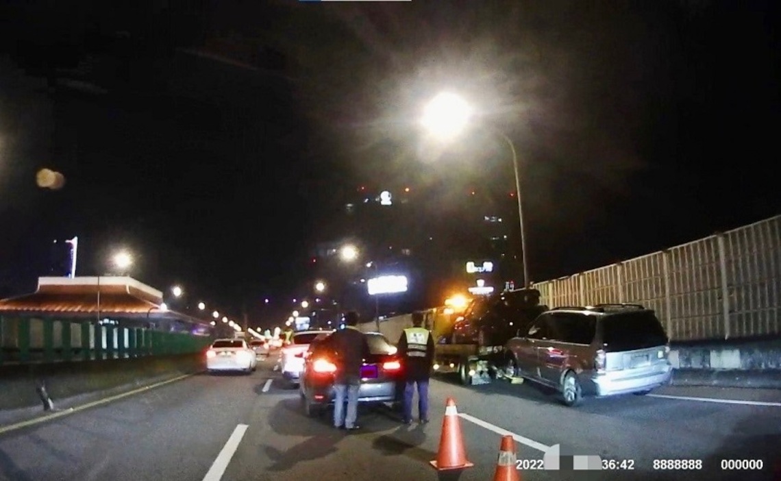交通快打   快速高架道車禍   保大警迅速救援疏導排除