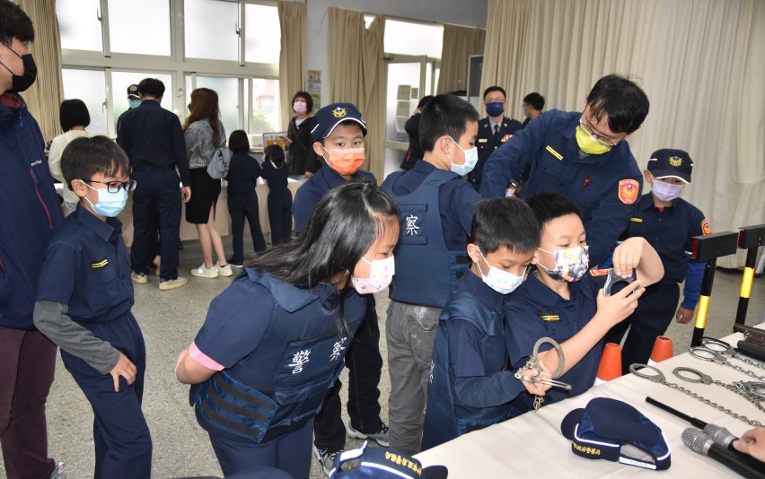 ▲小小警察認識警用裝備   (圖/台中豐原分局 提供)