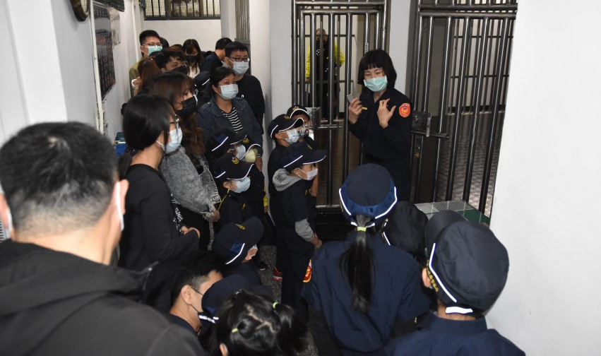 ▲小朋友拘留室參訪，認識犯法的下場    (圖/台中豐原分局 提供)