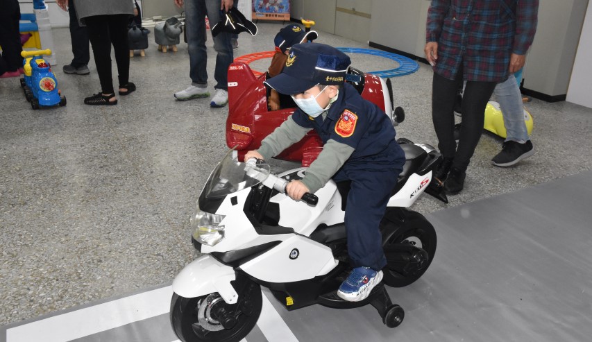 ▲小小警用機車騎乘    (圖/台中豐原分局 提供)