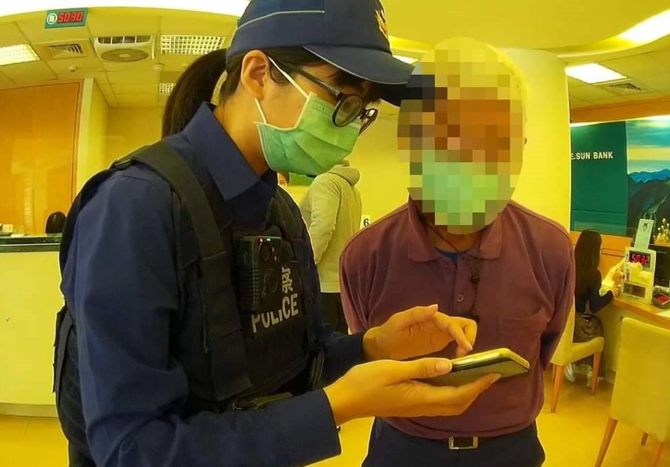 ▲員警試撥投顧電話為停用狀態,其提供帳戶也是私人帳戶,這顯然是詐騙,老翁一聽才恍然大悟 (圖/苗栗縣警察局 提供)