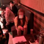 ▲中央最新防疫規定,進特定娛樂場所要打滿3劑,苗警編排勤務至各特定娛樂場所加強臨檢宣導 (圖/苗栗縣警察局 提供)