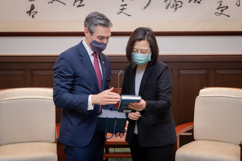 台灣公開台美華府密會議題 擴大台灣國際參與 深化民主治理 56 總統蔡英文3月29日接見美國「國家民主基金會」會長威爾森,威爾森贈書予蔡英文。圖為台美關係示意圖。