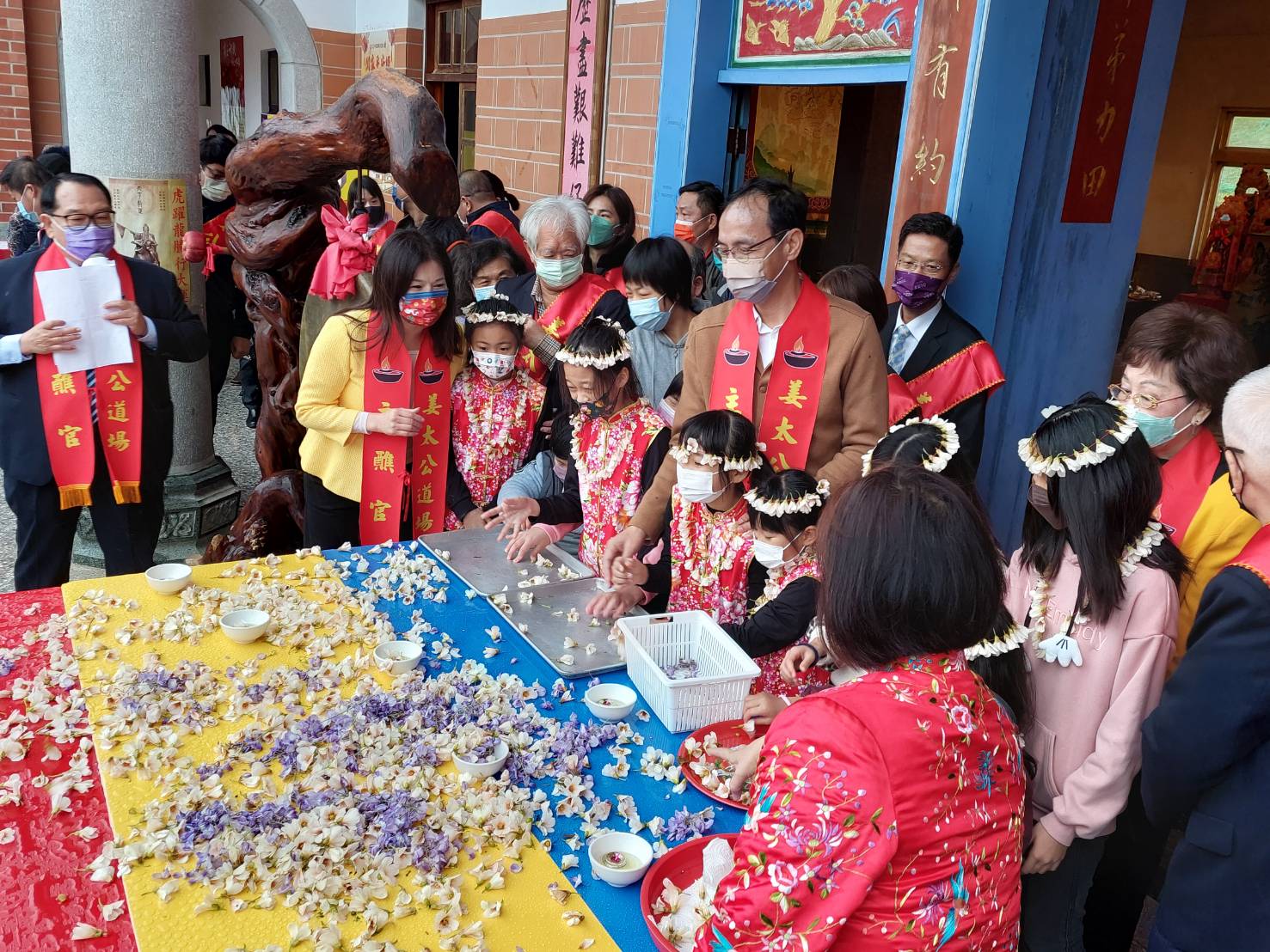 客家大院桐花季為烏克蘭祈福 7尊媽祖、全台唯一七彩神轎遊客爭鑽轎底 52 770388