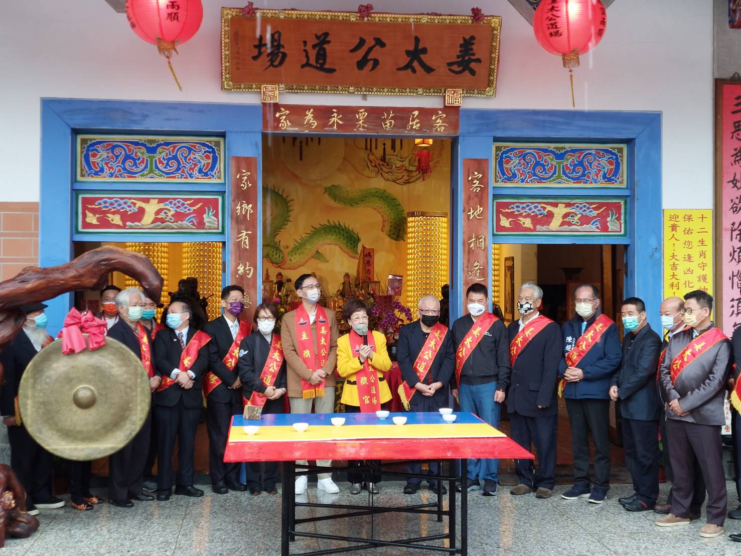 客家大院桐花季為烏克蘭祈福 7尊媽祖、全台唯一七彩神轎遊客爭鑽轎底 54 770390