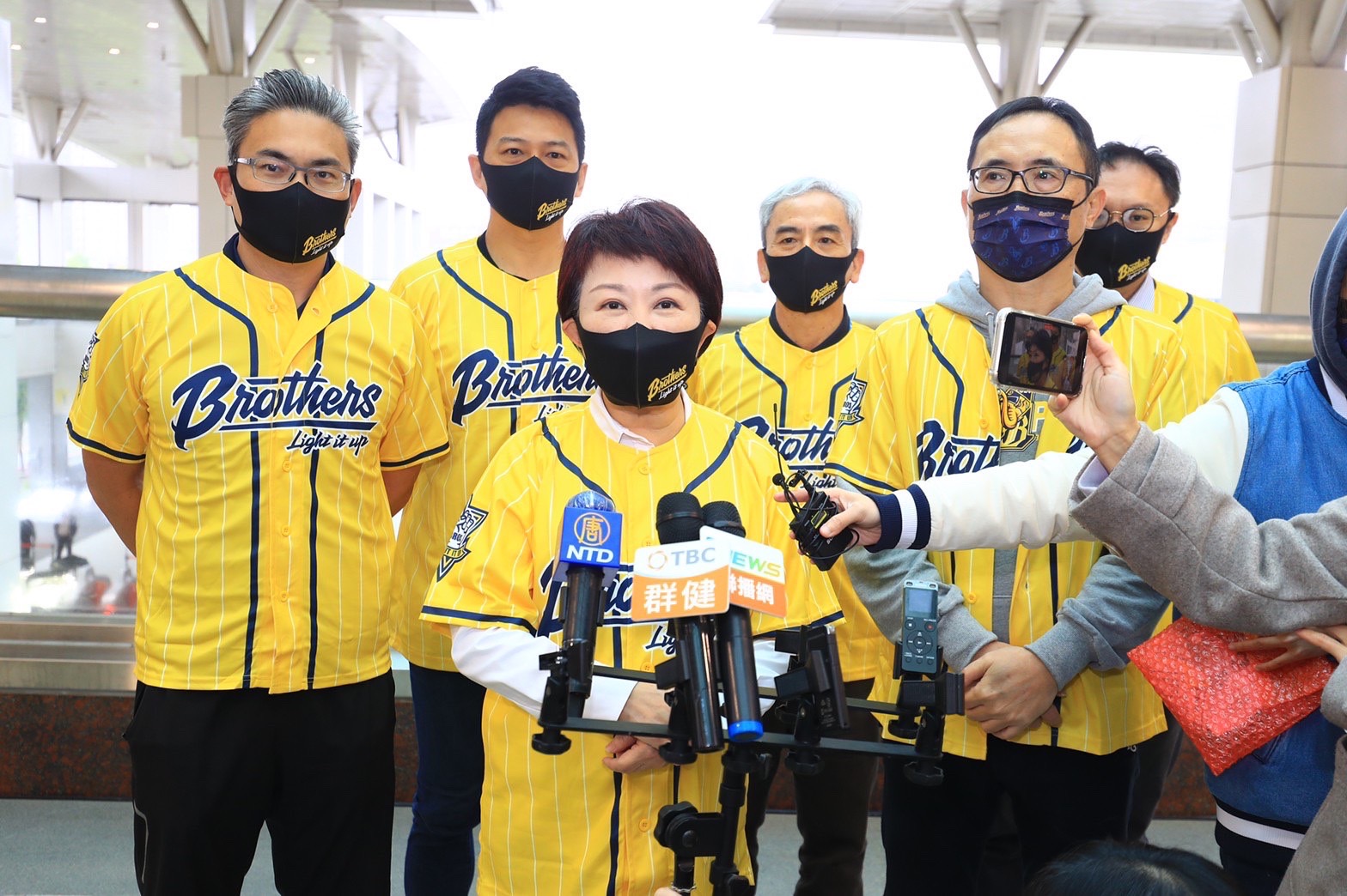 中華職棒開打!盧秀燕邀賴清德對賭中信兄弟2連霸 65 中華職棒開打!盧秀燕邀賴清德對賭中信兄弟二連霸