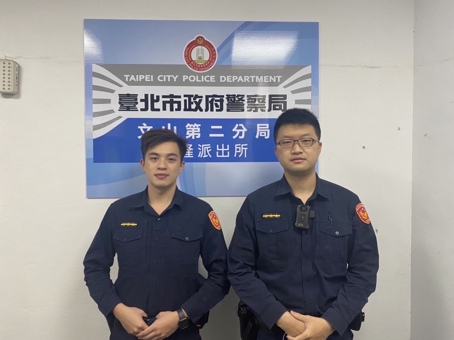 圖片說明:興隆所員警洪翊軒、蔡宗翰與富邦行員共阻詐騙50萬。(記者趙靜姸翻攝)