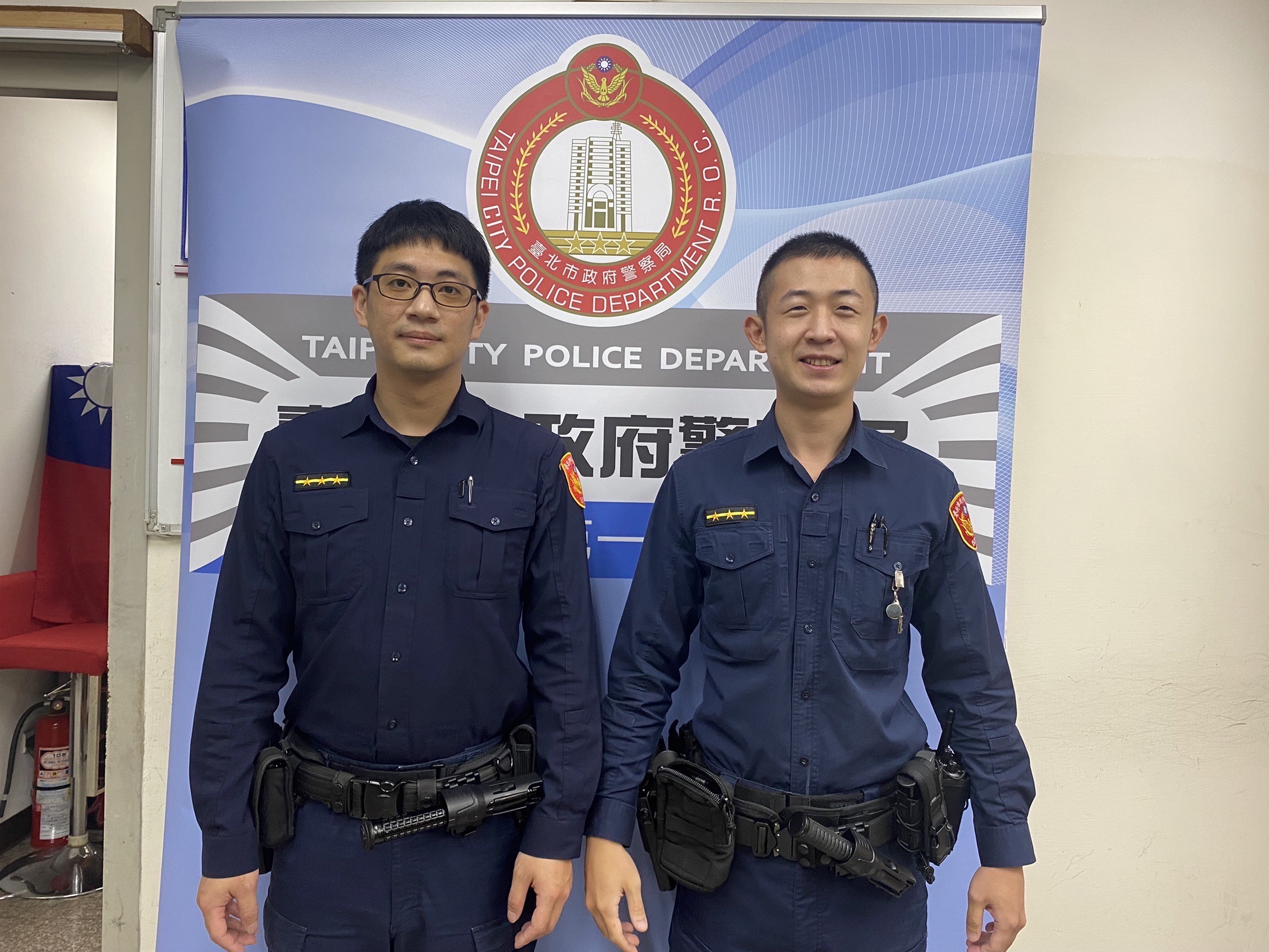 圖片說明:木新所員警陳冠羽、蕭瑞安制止二男互毆並帶回派出所。(記者趙靜姸翻攝)