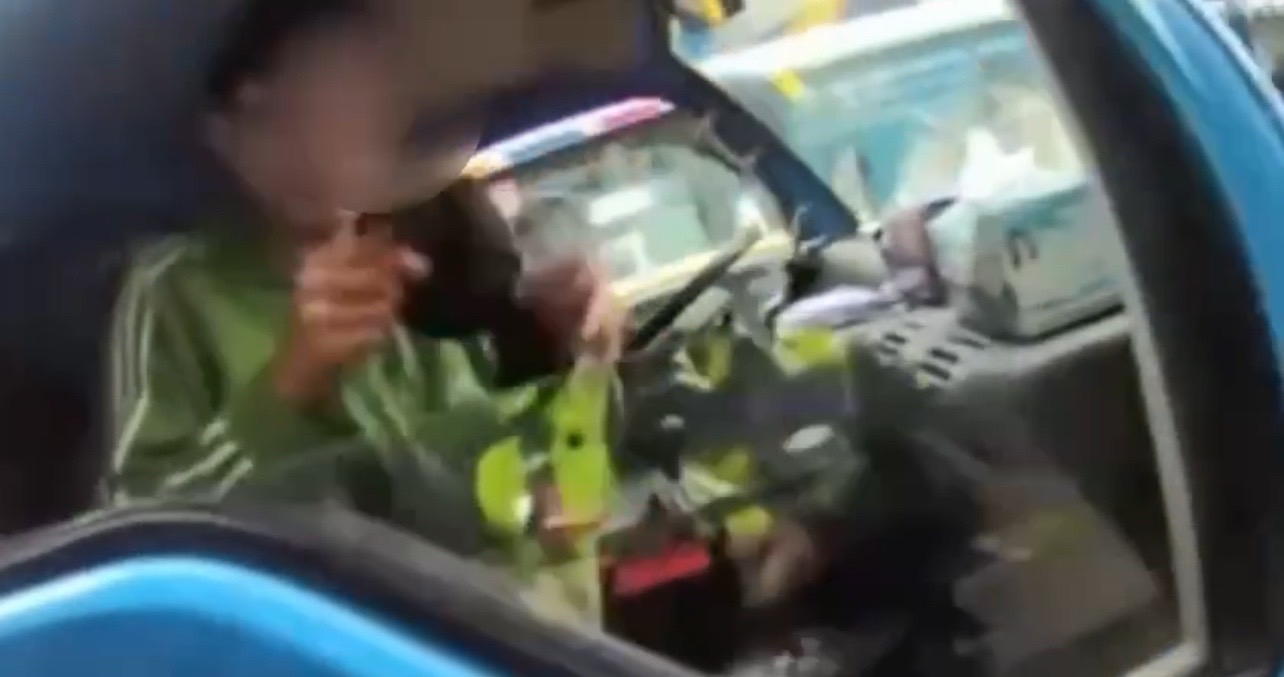 圖片說明:板橋交通分隊員警高識曜發現一輛藍色小貨車違規停車,經盤查司機不但酒駕還是一名通緝犯,立即逮捕。(記者林艷林翻攝)