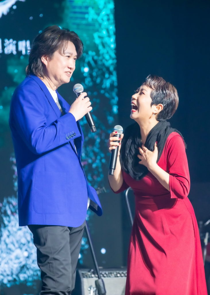 周治平與40幾年交情的好友江念庭合唱了經典民歌「迎著風迎著雨」