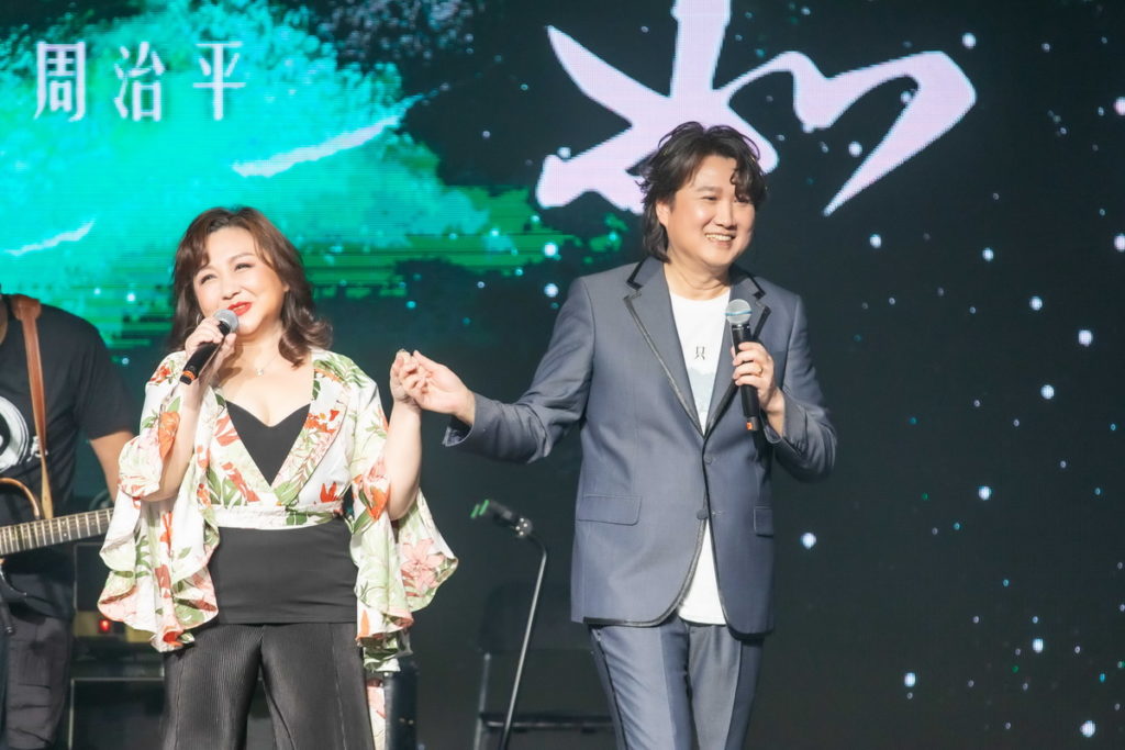 鄭怡和周治平在台上互動對話妙語如珠