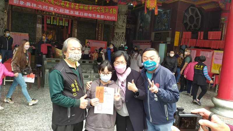 發揚玄天上帝慈悲精神 員林衡文宮發救濟金與獎學金嘉惠弱勢