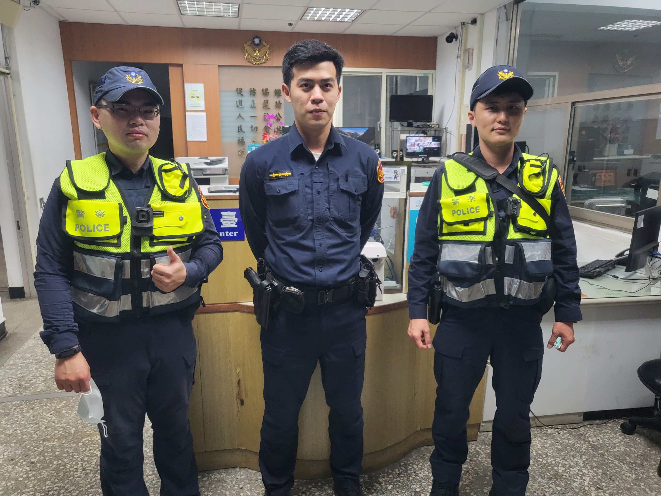 圖片說明:翠山派出所(圖左:警員洪一玓、圖中:警員高敏軒、圖右:所長徐麟凱)合力尋獲寵物小鴨。(記者林艷林翻攝)