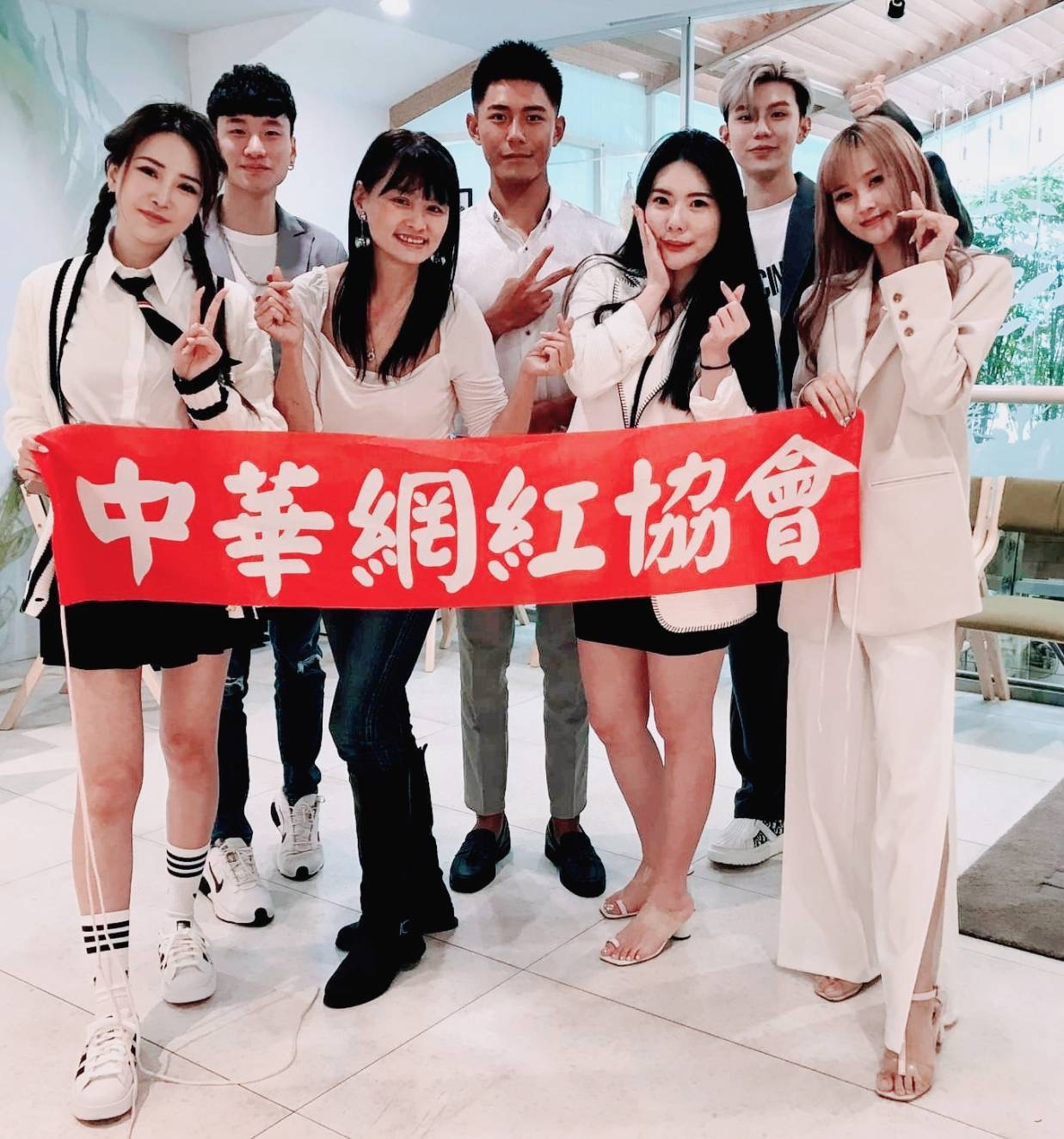 圖片說明：中華網紅協會鄭儷絲理事長（左二）與超人氣直播主們合影。（圖/中華網紅協會提供）