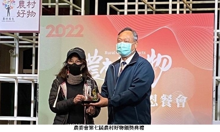 可能是 2 個人和文字的圖像
