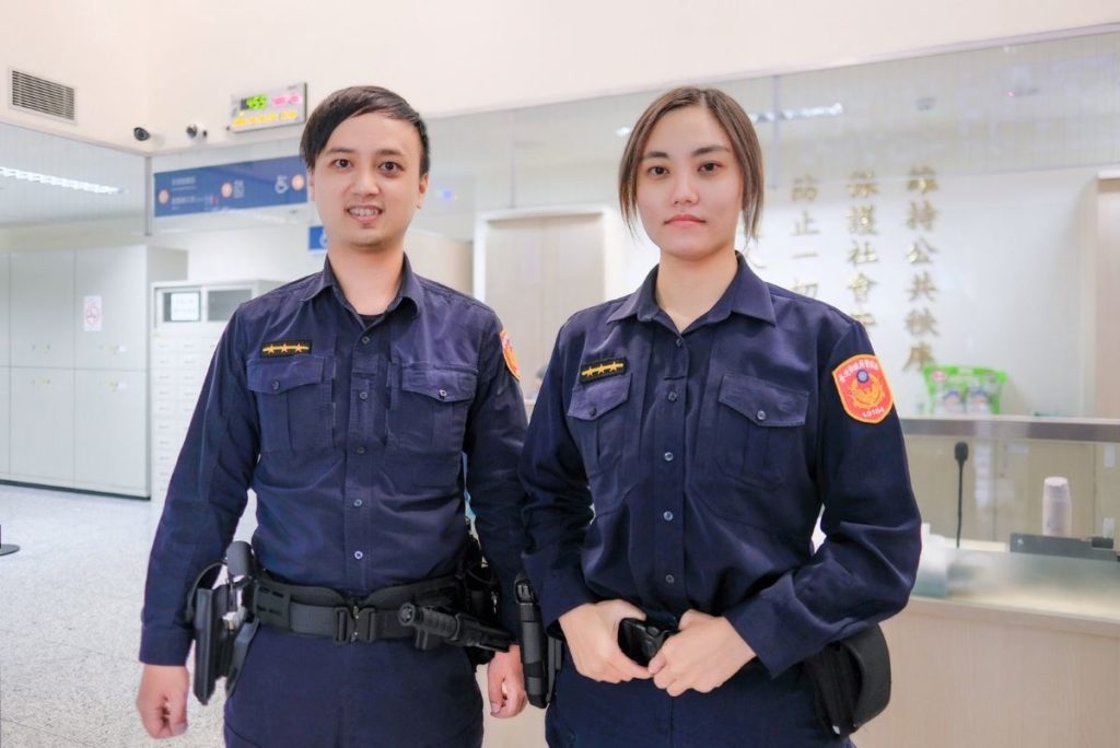 警員:陳昭男(左)、警員:蔡依妏(右)