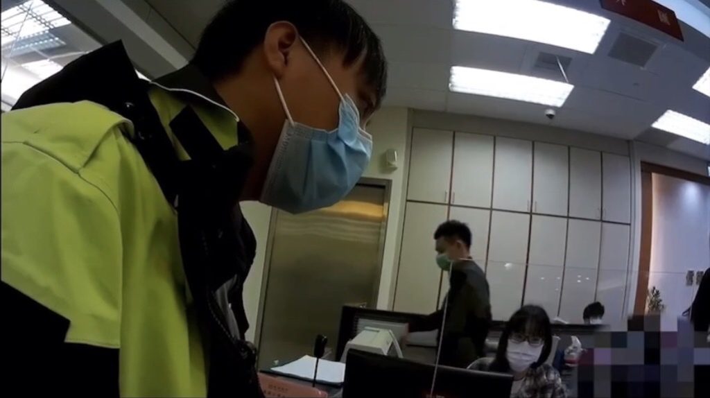 員警耐心勸說民眾避免遭詐騙