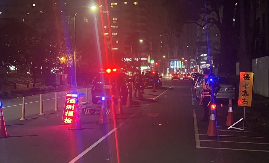 ▲中市警針對轄內易肇事及發生酒駕死亡路段,於日夜間彈性規劃取締酒駕勤務,期有效遏止酒駕惡習 (圖/台中市警察局 提供)