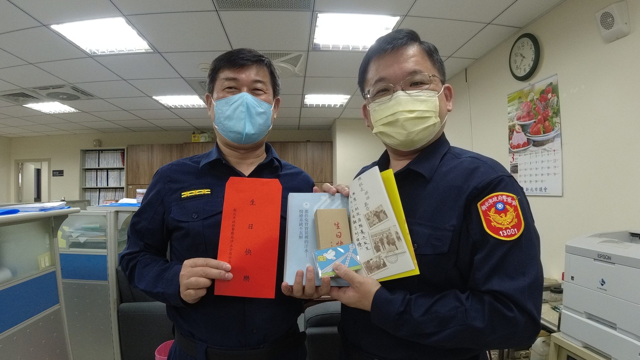 圖片說明：汐止分局長林詮峰親至各內外勤單位送上1、2月壽星獨有的生日禮物。（記者馬治薇翻攝）