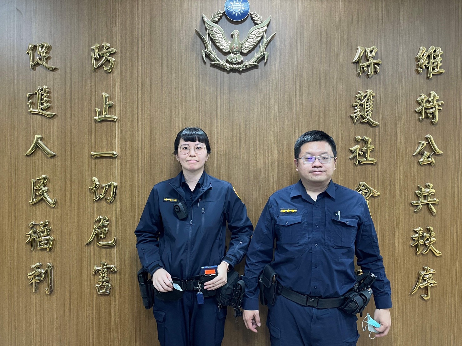 圖片說明:蘭雅派出所警員(圖左:方康禔、圖右:許晉銘),接獲通報有民眾在文昌橋上割腕,旋即趕赴現場處理。(記者葉鈞宇翻攝)