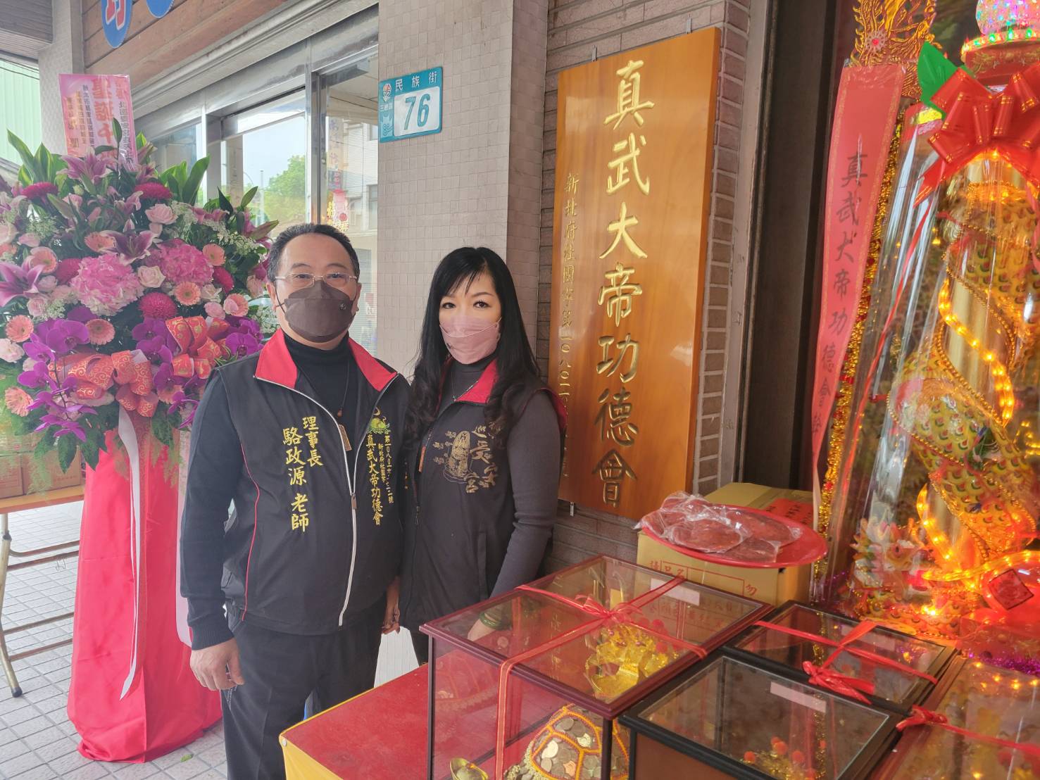 圖片說明:三峽北巡受安宮理事長駱政源(左)及宮主吳亞璇(右) 。(記者戴昱弘攝)