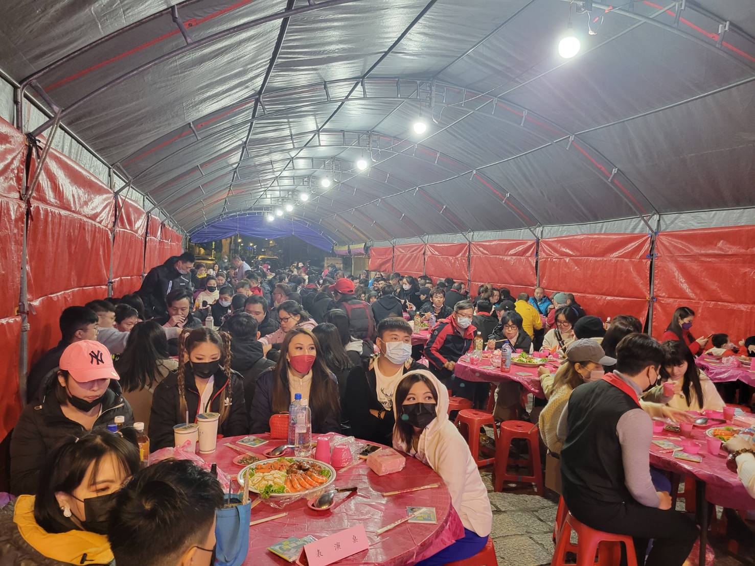 圖片說明:恭祝玄天上帝聖壽無疆,三峽北巡受安宮席開30桌歡慶賀壽,現場熱鬧滾滾坐無虛席。(記者戴昱弘攝)